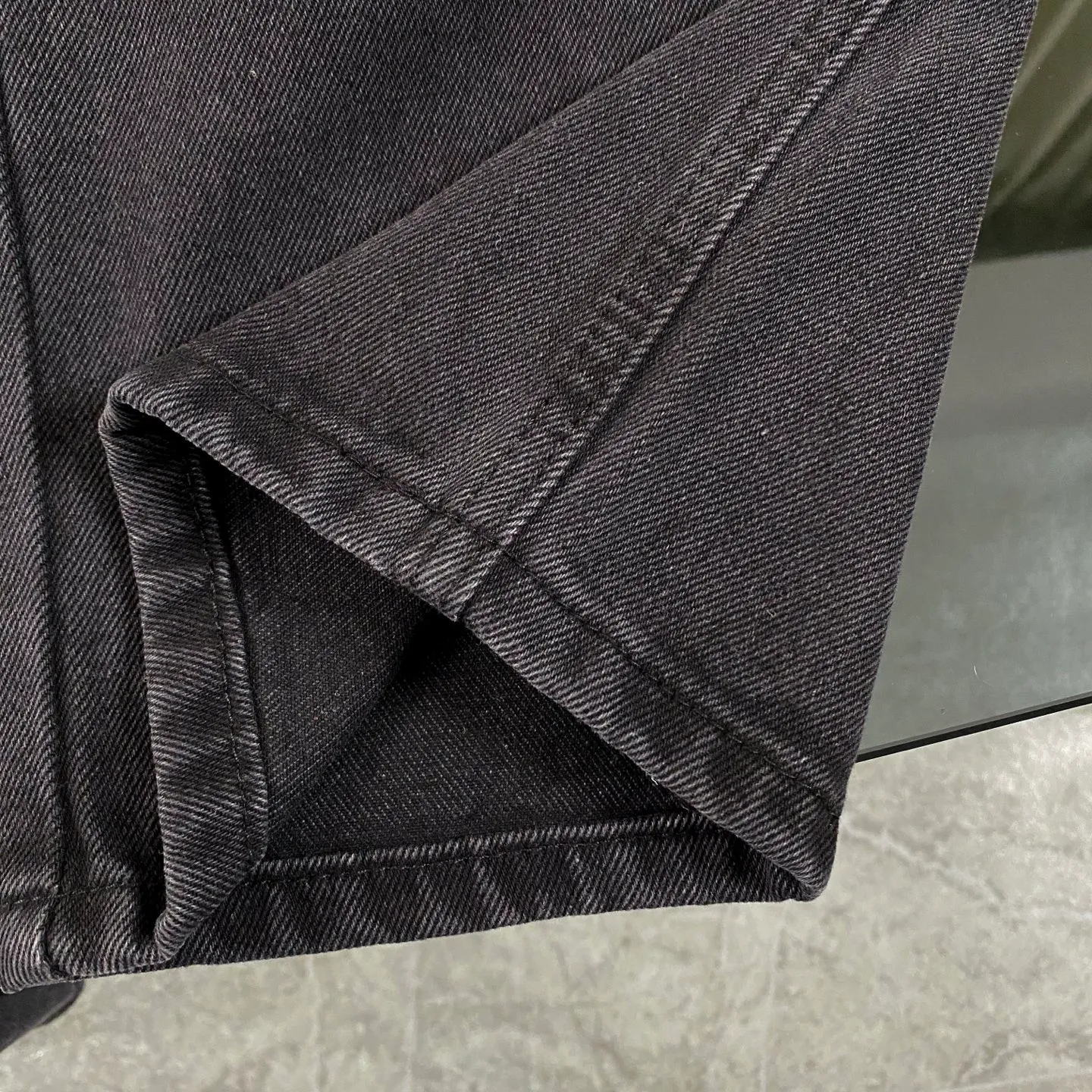 P270 Chrome hearts Chrome hearts Miami limited edition star black work jeans logging pants Chrome hearts city limited jeans Hardware customization Original development vintage levis American-made 501 black and gray base version Levi's American-made 501 base version Imported sheepskin 925 silver jewelry remake [Top heavy industry fashion design] Consistently high-street luxury style. Speaking of this style, the Zangyin family and GU family are definitely the leading representative brands. Especially the Zangyin family has really achieved a state-of-the-art effect in creating high-street style. The unique washed material is used to create this style. The color system is already quite eye-catching. After it is decorated with patchwork cross flowers, it cleverly highlights the charm of the brand. Secondly, this style uses classic The high-waist cutting design highlights the long legs and fashionable temperament of the upper body. The brand is highly recognizable and the slim fit configuration is more suitable for daily wear. It is a product that interprets personality, fashion, and specifications at a glance. This single product is enough to make any fan excited. It can be a white T-shirt for a youthful college style, or a tight suspender for a royal style. It has strong matching ability and can be easily controlled by men.  [Materials and craftsmanship] Needless to say, this point goes without saying. As an excellent craftsman brand, Zangyin’s requirements for details and craftsmanship are really perfect. The washed color of this model has gone through so many processes, not to mention the embellishment of denim appliques. It is also purely hand-made and sewn. Just like what they believe in, only hand-made things have soul and have the meaning of wear. A top-notch heavy-duty fashionable denim item, I look forward to your perfect interpretation! ! Color: black Size: 30-36